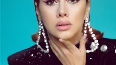 أقراط الأذن الكبيرة أصبحت إطلالات النجمات (صور)