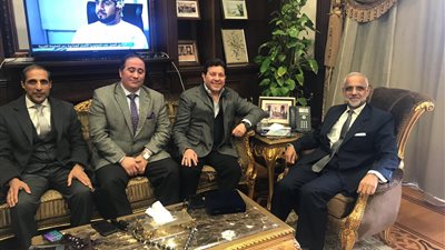 هاني شاكر في ضيافة سفير عمان ويهديه أغنية “سلطاننا الغالي” (صور)