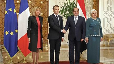 السيسي والسيدة الأولى يستقبلان الرئيس الفرنسي وقرينته