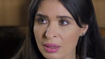 “دينا” تدخل في نوبة بكاء بعد سماع رسالة ابنها عن عملها (فيديو)