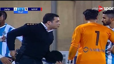 طرائف الدوري المصري.. ضابط يشهر الكارنيه للاعب بيراميدز في مباراة الداخلية (صور وفيديو)