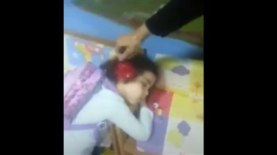 ربة منزل تعترف: زوجى عذب طفلته حتى فارقت الحياة