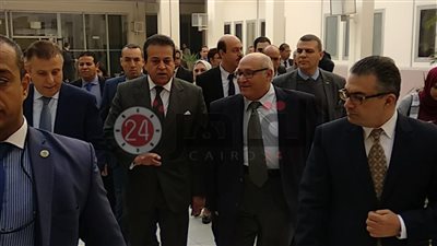 وزير التعليم العالي يناقش رسالة ماجستير لطالب يمني بأسنان عين شمس (صور)