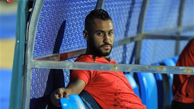 شاهد احتفال لاعبو الأهلي بالمباراة رقم 500 لحسام عاشور (صورة)