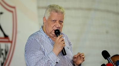 مرتضى منصور يداعب طبيبه الخاص: للأسف طلع أهلاوي (فيديو)