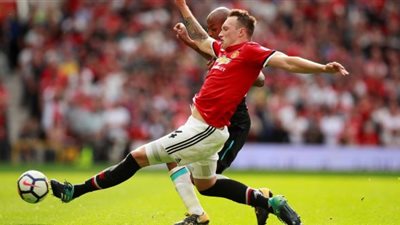 مانشستر يونايتد يجدد عقد فيل جونز