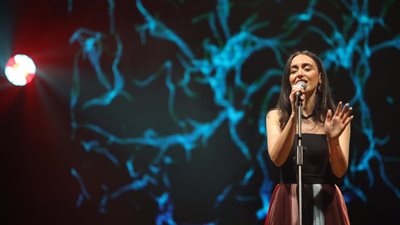 فايا يونان تفاجئ الجمهور المصري بأغنيات الكينج منير وفيروز في حفل التجمع (صور)