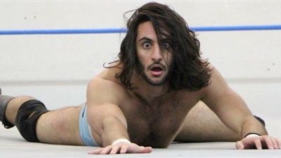 السعودي منصور الشهيل يتلقى ضربًا مبرحًا في أولى مشاركاته بالمصارعة (فيديو)