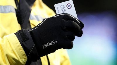 الهزيمة بنصف دستة أهداف جعلت مشجع تشيلسي يتخلى عن بطاقة عضويته (صور)