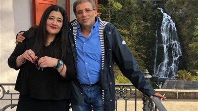 زوجة خالد يوسف تكشف لـ”القاهرة 24″ حقيقة انفصالهما وموعد العودة من باريس