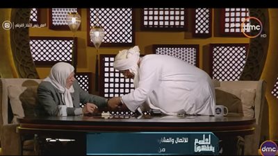 بناء على طلب متصلة.. خالد الجندي يهدي مسن الإسكندرية ساعته (فيديو)