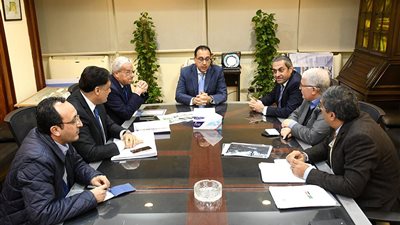 رئيس الوزراء يتابع مع وزير قطاع الأعمال خطة تطوير “الحديد والصلب” والغزل والنسيج