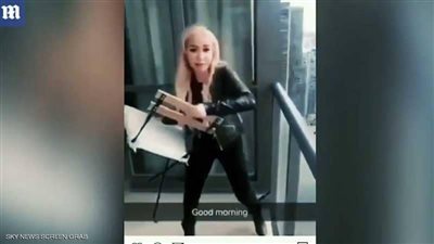 اعتقال فتاة بعد إلقاءها “كرسي” على السيارات من الطابق الـ 45 (فيديو)