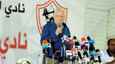 رئيس الزمالك فى اجتماع مع اللاعبين قبل مواجهة إنبي: “مفيش حد هنا صاحب الكرة” (فيديو)