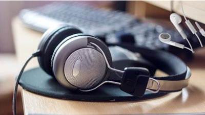 هل هناك علاقة بين سماعات الأذن وسرطان المخ؟.. الصحة العالمية تجيب