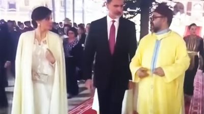 العاهل المغربي يخلع عباءته ويلبسها لملكة أسبانيا.. تعرف على السبب (صور)