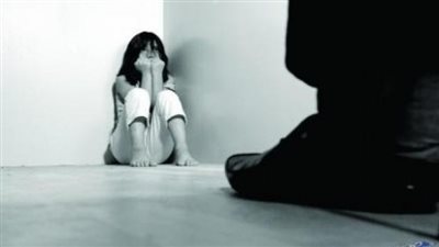 فتاة تستغيث لإنقاذها: “بابا بيلمسنى من تحت.. وبيخبطنى ورا” (صورة)