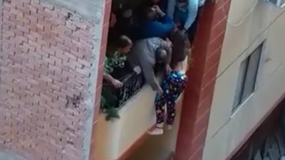 شاهد.. زوج يلقى بزوجته من البلكونة فى فيصل بعد شهر زواج (فيديو)