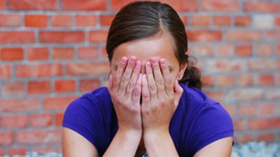 فتاة تعترف بارتكاب الزنا.. وتطلب من المحكمة إثبات الطفل لزوجها