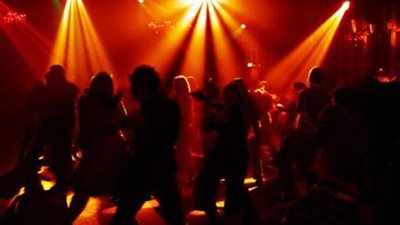 عاجل.. حبس صاحبة ملهى ليلى بوسط البلد و23 رجل وفتاة 325 سنة بتهم المخدرات والدعارة