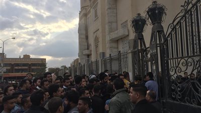 بعد منعهم من الدخول.. نشوب خناقة بين الجمهور في حفل عمرو دياب بجامعة مصر (فيديو)