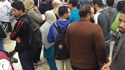 إقبال شديد من المواطنين للتبرع بالدم بدار الهلال الأحمر لمصابي حادث محطة مصر