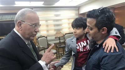 بعد تسليم الكلبين.. وزير العدل يلتقي “طفل مدينتي” (صور)
