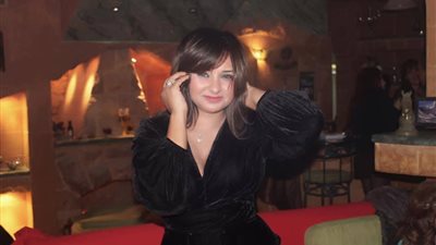 “الأغنياء أكثر شرفاً من الفقراء اللى ماتوا”.. استياء من تعليق دينا أنور على حادث محطة مصر (فيديو وصور)