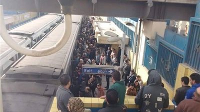 عطل في مترو جامعة القاهرة وتكدس المواطنين على الرصيف