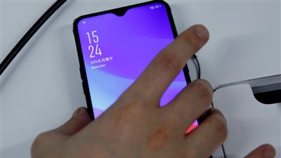 لأول مرة.. ثورة في عالم الطب بإجراء جراحة بالـ”موبايل”