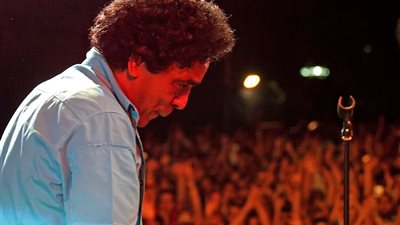 صوتي هو سلاحي الوحيد.. محمد منير يخصص نسبة من أرباح حفله لصالح ضحايا القطار