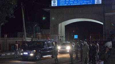 باكستان تسلم الطيار الأسير إلى الهند