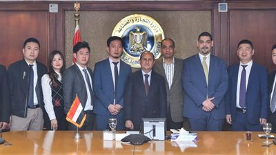 وزير الصناعة يبحث مع وفد لشركات جلود صينية ضخ استثمارات بالروبيكي