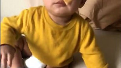 لماذا يلقي الأباء الجبن على أطفالهم؟.. القصة الكاملة لتحدى الجبنة (فيديو وصور)