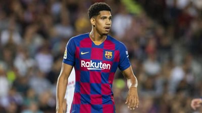 مدافع برشلونة يعتذر عن خطائه في مباراة إيبار 