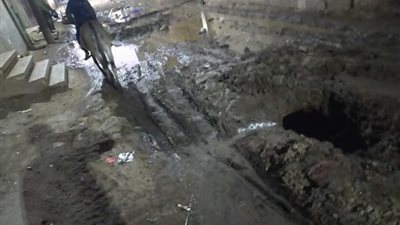 رغم تحذيرات كورونا.. قمامة وصرف صحي أمام المدارس بمنفلوط (صور)