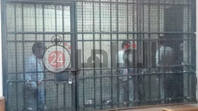 ننشر أول صور للمتهمين بقتل فتاة المعادى داخل قفص المحكمة