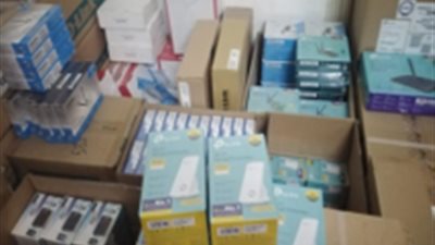  ضبط 6000 قطعة غيار أجهزة إلكترونية في مخزن بدون ترخيص بالقاهرة (صور)