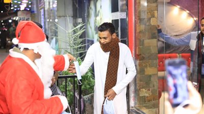 هدايا بطعم كورونا.. بابا نويل يفاجئ المارة في شوارع الأقصر بـ