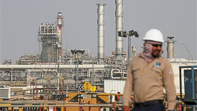 أسعار النفط تتراجع عالميًا اليوم الخميس.. وتخسر 20% خلال 2020