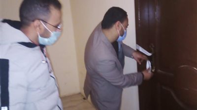 لعدم مطابقة المواصفات الصحية.. غلق وتشميع 5 عيادات طبية و3 معامل تحليل بالمنيا (صور)