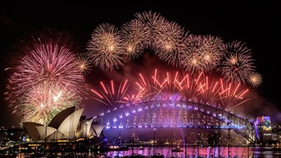 الألعاب النارية تضيء الشوارع الخاوية في ليلة رأس السنة الاستثنائية (فيديو)