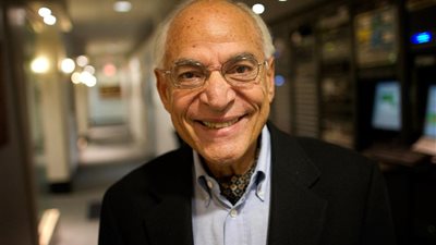 طبع سورة الفاتحة على ورقة وحملها معه في رحلة إلى القمر.. اليوم ذكرى ميلاد فاروق الباز