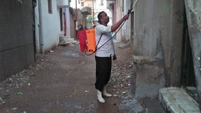 أهالي قرية بالبحيرة يعقمون المنازل والشوارع بالجهود الذاتية لمجابهة الموجة الثانية من فيروس كورونا