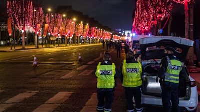 الإسكندرية ليست الأولى.. الشرطة الفرنسية تفض حفلًا ضخمًا اخترق حظر التجول ليلة رأس السنة (فيديو)