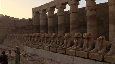 أبرزها مجموعة من الفخار.. حفائر حول صف الكباش بالكرنك