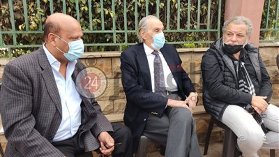 عزت العلايلي وبشير الديك أول الحاضرين لتشييع جنازة وحيد حامد (صور)