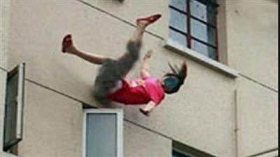 كانت تنشر الغسيل.. نيابة شبرا الخيمة تصرح بدفن جثة فتاة سقطت من الطابق الخامس 