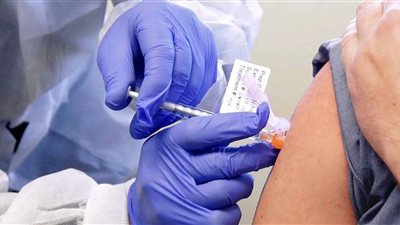 صحيفة بريطانية: عمال بالرعاية الصحية الأمريكية يختذلون جرعات اللقاح لأقاربهم