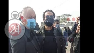 أحمد حلمي وزوجته وأشرف زكي في جنازة وحيد حامد (صورة)